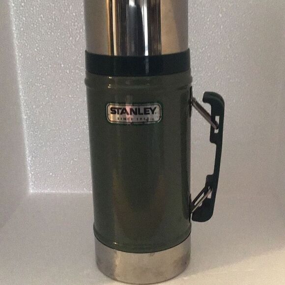 Stanley classic 24 ounce green stainless thermos - Picture 1 of 5